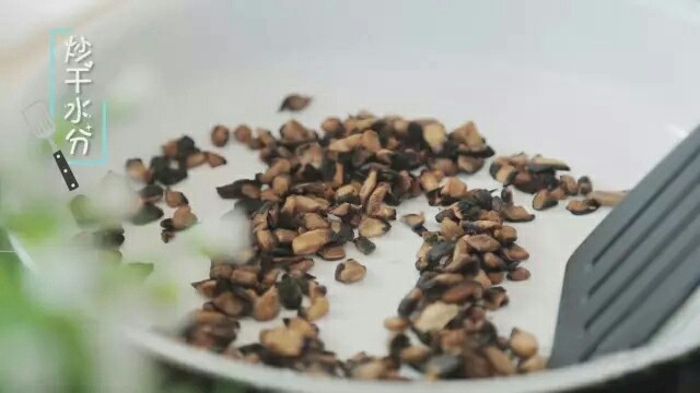 快手小馄饨,放入锅中炒至水分收干,盛出待用。