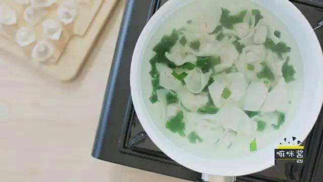 快手小馄饨,水开后放入做好的小馄饨,在放入少许青菜叶。