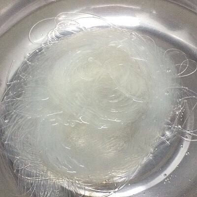 蒜蓉粉丝蒸丝瓜,锅里倒入适量的水烧开,将粉丝放入悼水