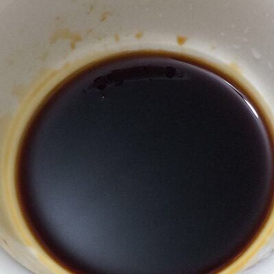 蒜蓉粉丝蒸丝瓜,调料汁:二勺<a style='color:red;display:inline-block;' href='/shicai/ 788'>生抽</a>和一勺耗油搅拌均匀