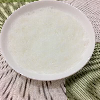 蒜蓉粉丝蒸丝瓜,盘子㡳部,放入焯好的粉丝