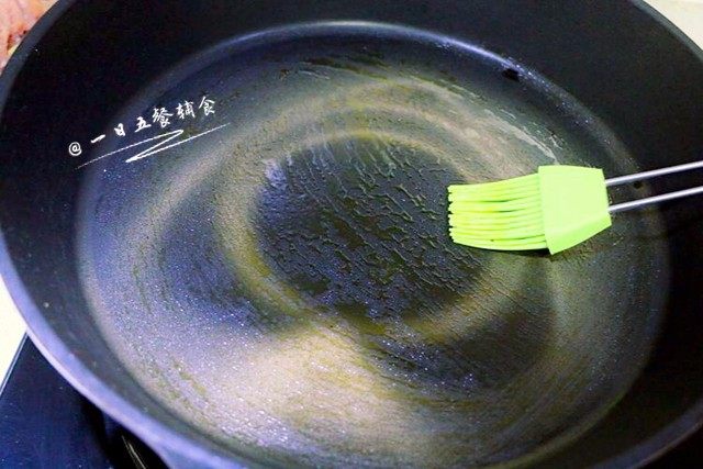 向日葵炒饭, 锅涂油,油不用太多,能均匀涂满锅底就行。