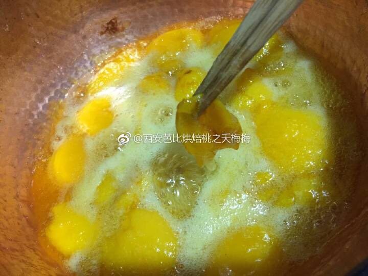 杏酱,4.倒入铜锅中中火煮开,小火煮,期间皮自动脱落,夹出皮