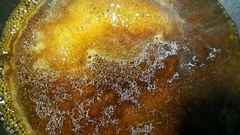 糖醋肉丸子,葱头,姜末,蒜末,起油锅爆香,后倒入调好的汁