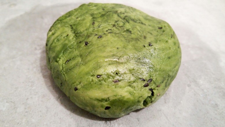 抹茶油酥饼干,用橡皮刮刀拌均匀就可以,将面团放在油纸上