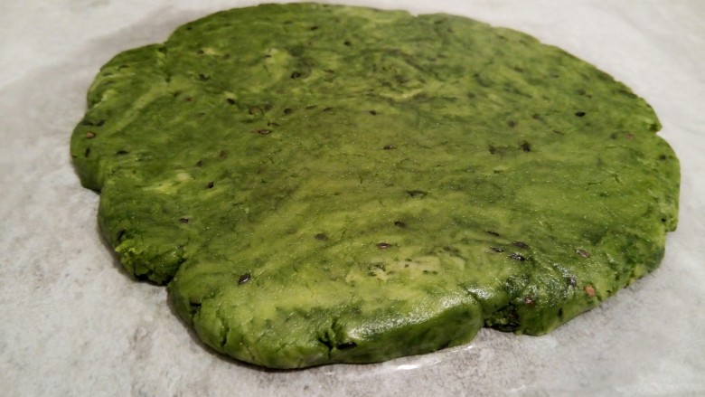 抹茶油酥饼干,擀不圆没有关系,反正等一下要用模具的,