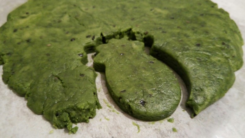 抹茶油酥饼干,开始印之前,就可以去预热烤箱,180度,预热10分钟(预热好的烤箱,发热管肯定会变黑的,就说明预热好了)用一个菠萝模具印好(为了拍照,给大家看一下印好的菠萝,自己在家做的话,印好直接挪到一下,就可以拿起来放到烤盘里)