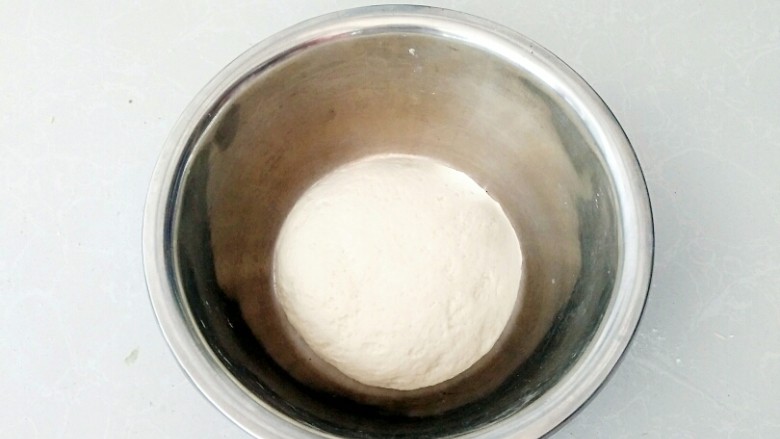有情菜肉煎包,倒入<a style='color:red;display:inline-block;' href='/shicai/ 519'>面粉</a>,揉成软硬适中的面团盖上保鲜膜醒发。