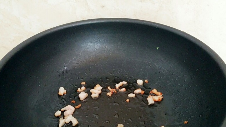 有情菜肉煎包,炒锅烧热,放入肥油煸炒出油。