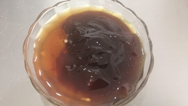 蒜香排骨,放入花雕酒搅拌均匀
