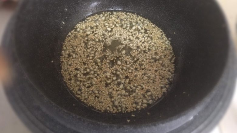 蒜香排骨,下油锅炸至金黄色