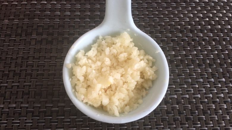 蒜香排骨,<a style='color:red;display:inline-block;' href='/shicai/ 2795'>蒜头</a>去皮剁末