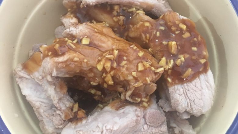 蒜香排骨,酱汁倒入排骨中