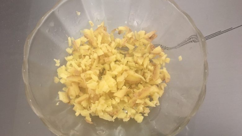 蒜香排骨,切姜末