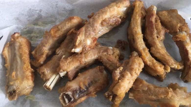 蒜香排骨,复炸是排骨成金黄色,用油纸吸去多余的油脂