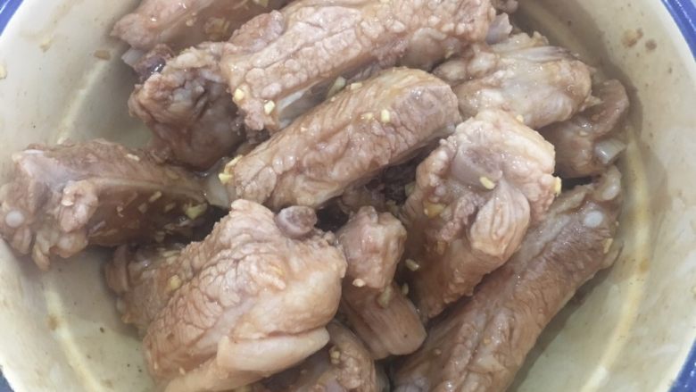 蒜香排骨,用手抓匀