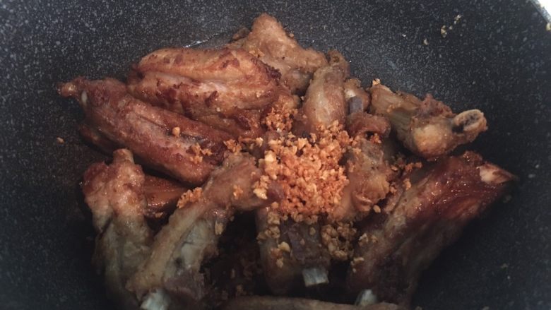 蒜香排骨,锅中留少许底油,放入榨汁好的排骨、金蒜末,快速翻炒出锅