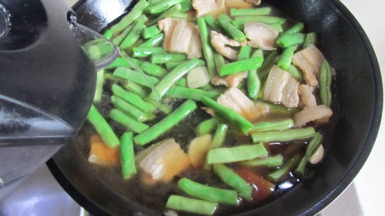 扁豆焖面,加入适量的水炖煮;