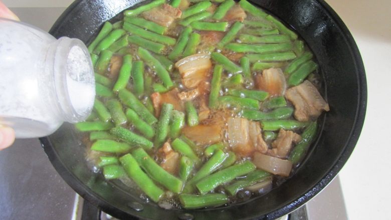 扁豆焖面,加入适量的盐和胡椒粉调味;