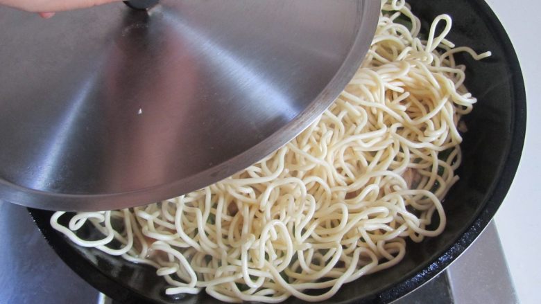 扁豆焖面,再加盖焖煮两分钟;