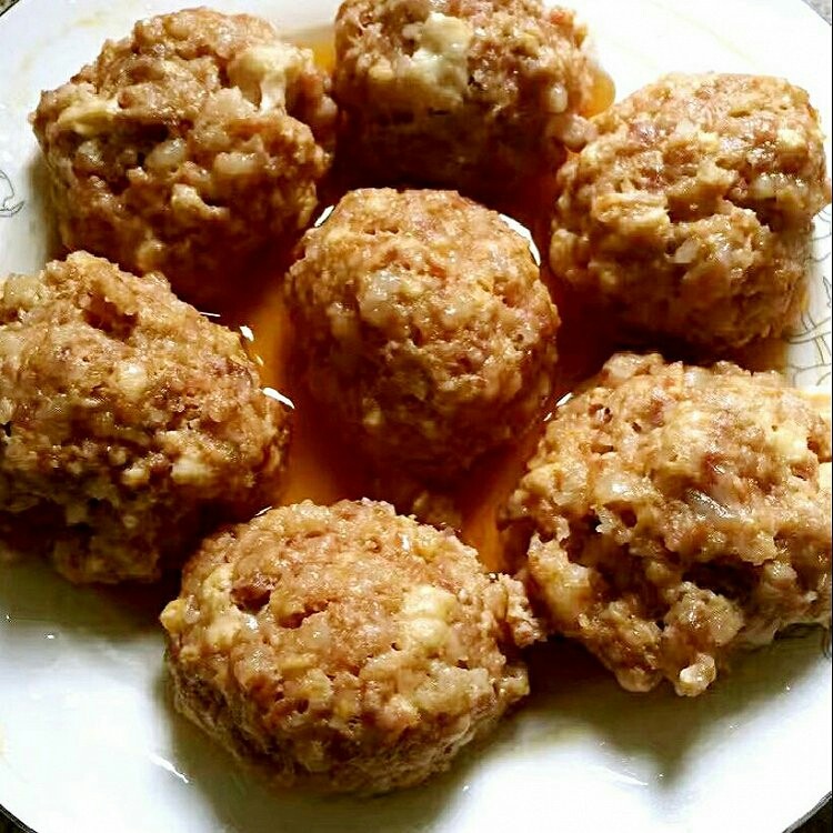 糖醋肉丸子,这盘我直接蒸着吃,所以如果友友们想这样直接吃的,调肉丸子时生抽味精调正好,蒸出来就可以配饭了。