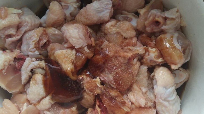 家庭版辣子鸡块,用流动水冲洗至没有血水,沥干水后,放入调料,盐少许,耗油半小勺,海鲜酱油3-4小勺,香醋1小勺,<a style='color:red;display:inline-block;' href='/shicai/ 718'>料酒</a>一勺(我家没有<a style='color:red;display:inline-block;' href='/shicai/ 718'>料酒</a>,放的半勺60度散白,)以上调料,都必须要放,香醋让肉更酥嫩,<a style='color:red;display:inline-block;' href='/shicai/ 718'>料酒</a>去腥,海鲜酱油上色提味。