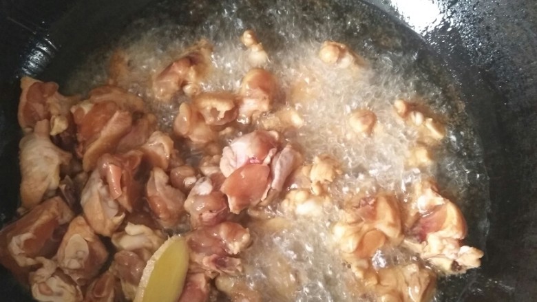 家庭版辣子鸡块,准备花生油或者色拉油,土豪请用橄榄油。油宽一些,我用了一碗油。