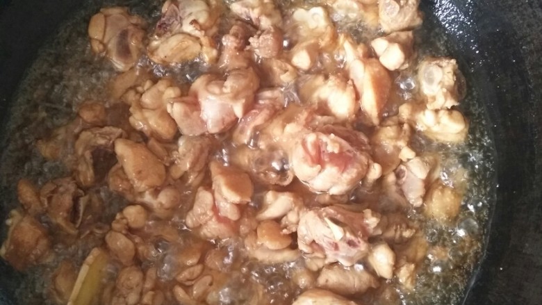 家庭版辣子鸡块,持续油炸3-5分钟,变色就可以取出控油。此时锅里的油沥出,我用的筛网将油过滤,刷锅。