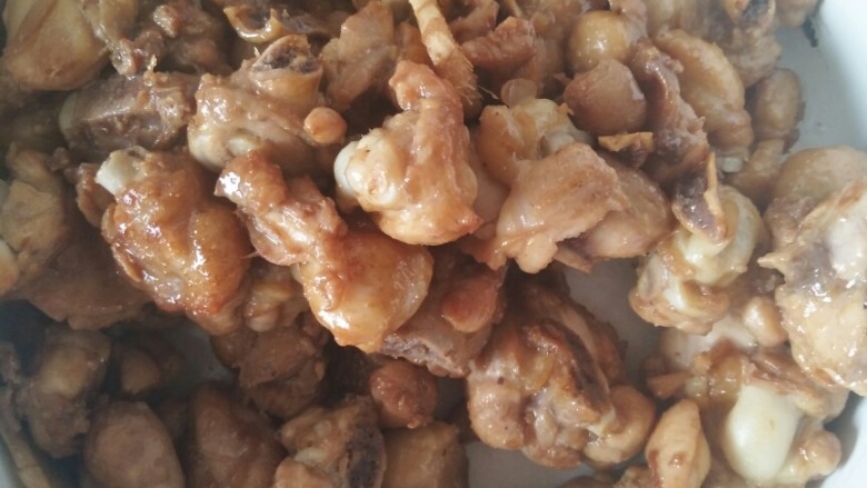 家庭版辣子鸡块,上一步骤完成后,(大约需要5分钟)重新热油,八分热后将鸡块下锅,同样注意火要中火偏小,炸至变色,取出。
