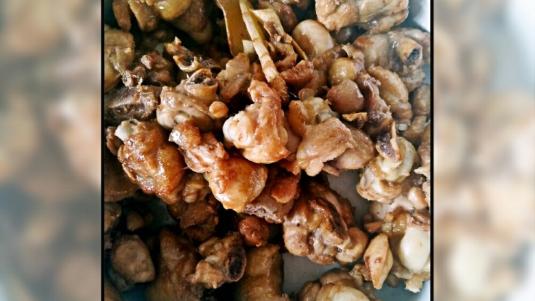 家庭版辣子鸡块,刷锅,下油,油热后下<a style='color:red;display:inline-block;' href='/shicai/ 866'>冰糖</a>,炒糖色,小火煸炒辣椒及花椒大料,香味马上出来,下姜及大蒜,煸香。下鸡块及葱段,翻炒10下~20下出锅。