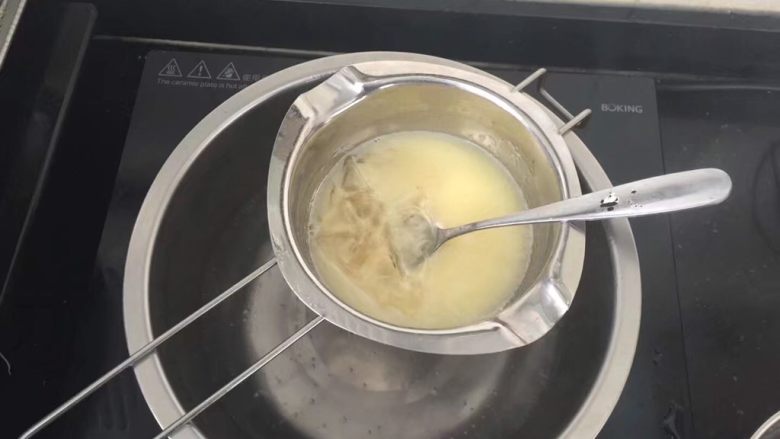 薄荷冻巧克力布丁蛋糕,趁热放入5克泡软的吉利丁片,搅拌至完全融化后放凉。