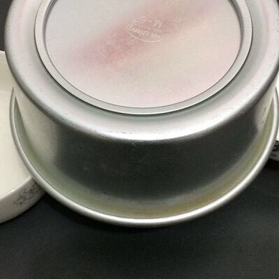 无水肉松蛋糕,倒放在两碗中间直至晾凉脱模