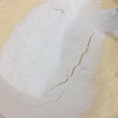 无水肉松蛋糕,筛入低筋面粉,翻拌没有干粉为止,翻拌时,要注意手法