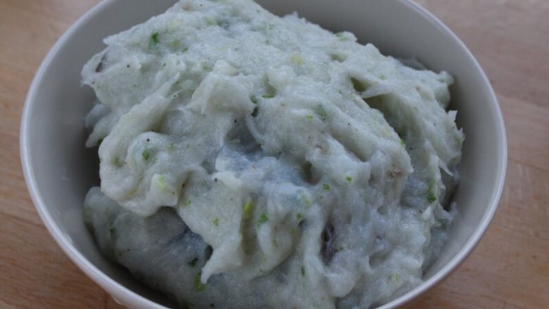 水晶虾饺,8.这就是调好的馅料非常的有粘性,又滋润,这样最后的口感是滑嫩弹Q。