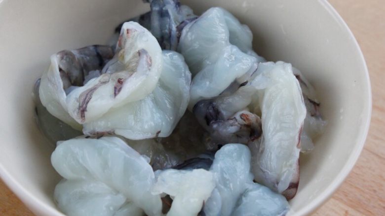 水晶虾饺,1.首先来调馅料。
将大虾去壳,去虾线,冲洗干净。