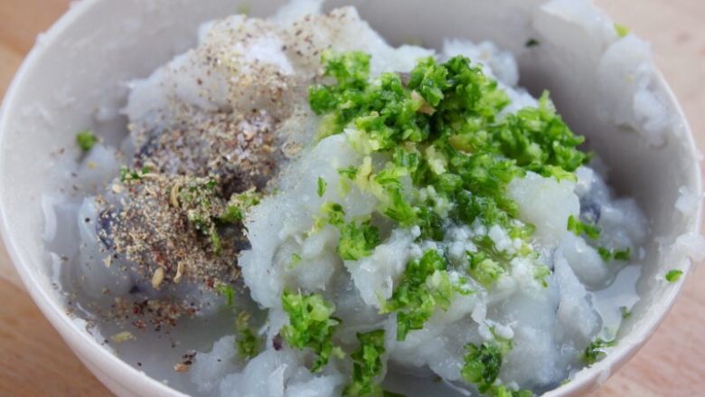 水晶虾饺,
5.将虾肉和鱼肉放在碗里加盐2克和淀粉1茶匙抓甩几下入味起黏,然后加入葱末10克、姜末5克、糖1克、<a style='color:red;display:inline-block;' href='/shicai/ 720'>胡椒粉</a>0.5克、<a style='color:red;display:inline-block;' href='/shicai/ 4367'>米酒</a>1-2汤匙。
注:这儿你也可以打入葱姜水,不过成品出来一点隐约可见的绿色也是很美的。