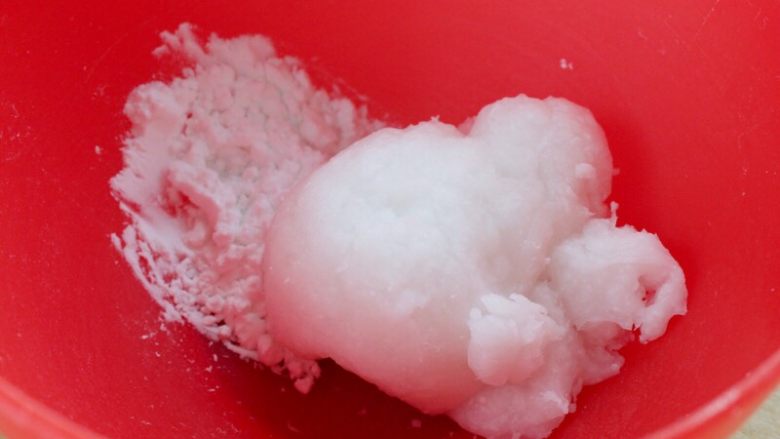 水晶虾饺,
10.再将剩余的1\3的土豆淀粉(就是30克)倒入盆中,与烫面揉在一起,成为不沾手的软面团。
注:面团太软,口感粘牙;面团太硬,没有Q度。因此最后的1\3的土豆淀粉不一定全部用完,多做几次自然就可把握准。