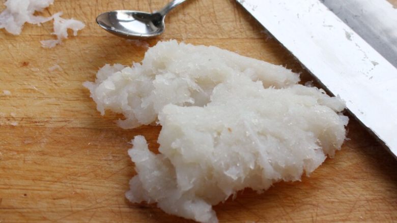 水晶虾饺,4.用刀背剁几刀,刀片碾几下,至鱼肉成泥蓉状态,过程中遇到鱼筋和鱼刺剔除。
注:这样做比直接用刀剁口感好。
