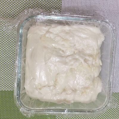 花生豆腐,拿个小碗或豆腐模具,底下铺一层保鲜膜,把锅里的花生浆糊,倒入碗中,等晾凉放入冰箱冷藏二个小时左右成形