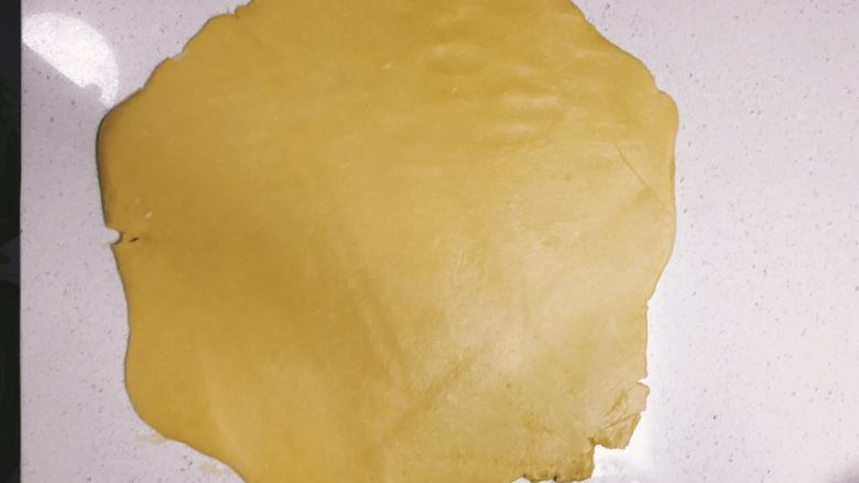 樱桃塔,冷藏后把面团擀成薄片