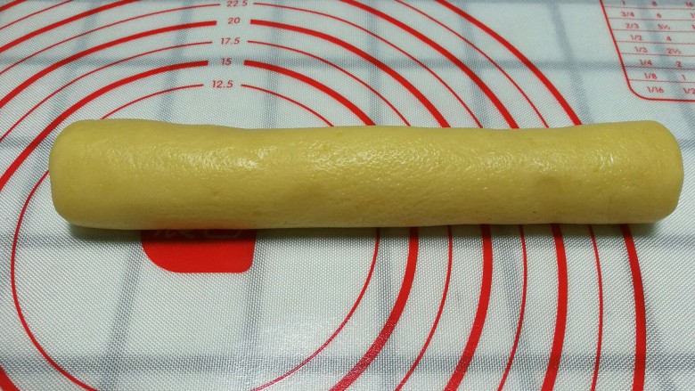 柠檬饼干,将拌匀的面团放在揉面垫上,用手滚成圆形。