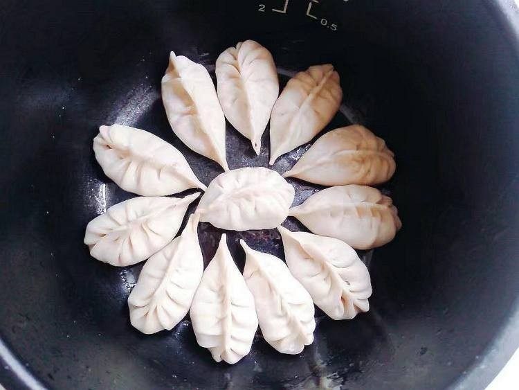 三鲜煎饺,
电饭锅预热刷上一层薄油,下入饺子盖上盖子