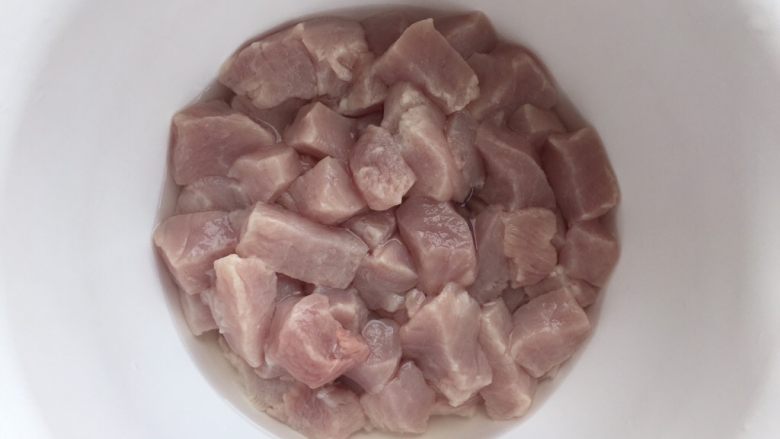 拌鸡架味拌里脊+猪肉松,用水浸泡,洗净血水。