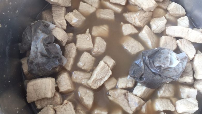 拌鸡架味拌里脊+猪肉松,准备炖锅,加入足够水,放入炖肉料,水开后倒入些料酒。炖40分钟即可捞出。