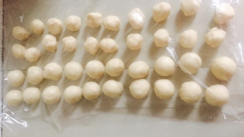 超级详细的麻薯蛋黄酥,油皮和油酥分别分成同样大小的小面团(油皮18g油酥11g)!!!此配方是20个<a style='color:red;display:inline-block;' href='/shicai/ 15'>蛋黄</a>酥的量! 盖上保鲜膜醒十分钟