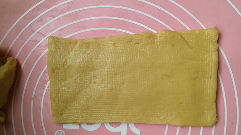 土豆泥千层酥,水油皮包油酥擀薄片,