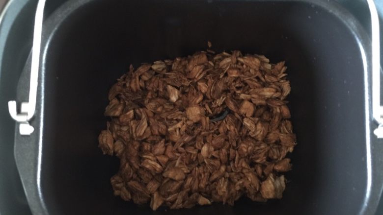拌鸡架味拌里脊+猪肉松,好啦,我们继续做肉松哈,把拌好的肉放入面包机,加适量油,开启果酱功能。