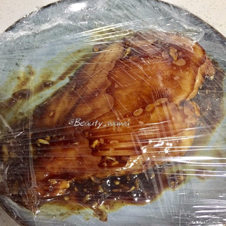 娃娃的健身餐日记
秘制烤土豆➕照烧鸡胸肉,用保鲜膜包好放入冰箱冷藏一夜(腌渍要提前一天做,然后第二天用腌好的烹饪)