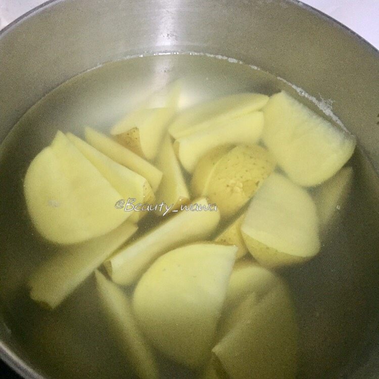 娃娃的健身餐日记
秘制烤土豆➕照烧鸡胸肉,锅中加入清水加少许盐,加入土豆煮沸