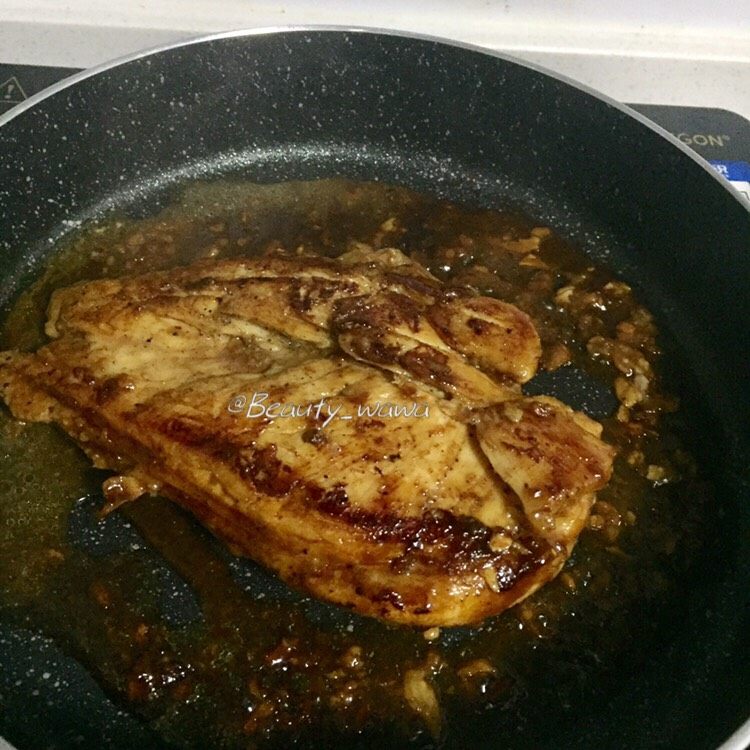 娃娃的健身餐日记
秘制烤土豆➕照烧鸡胸肉,正面煎好后煎反面,直至两面都煎好